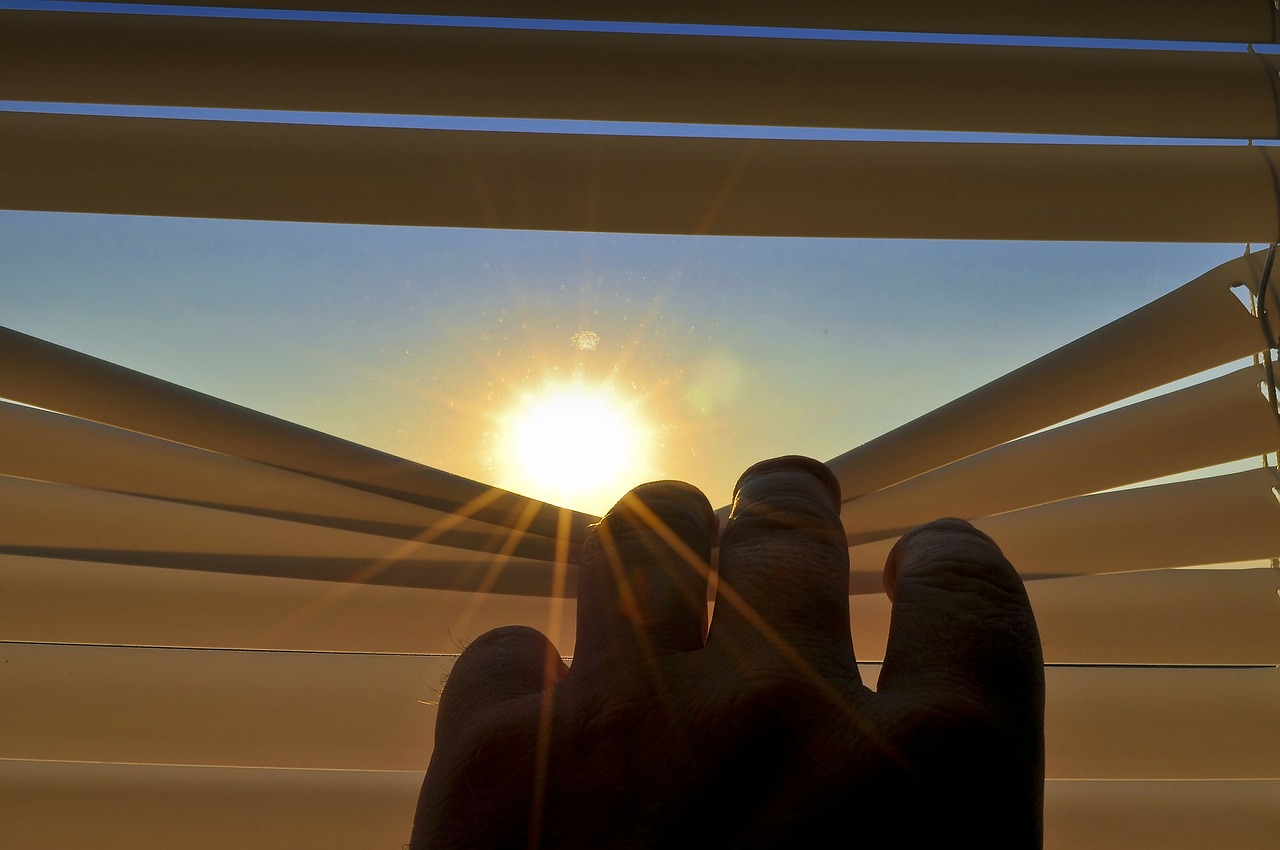 blinds light hand
