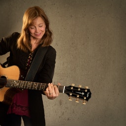Carrie Newcomer headshot